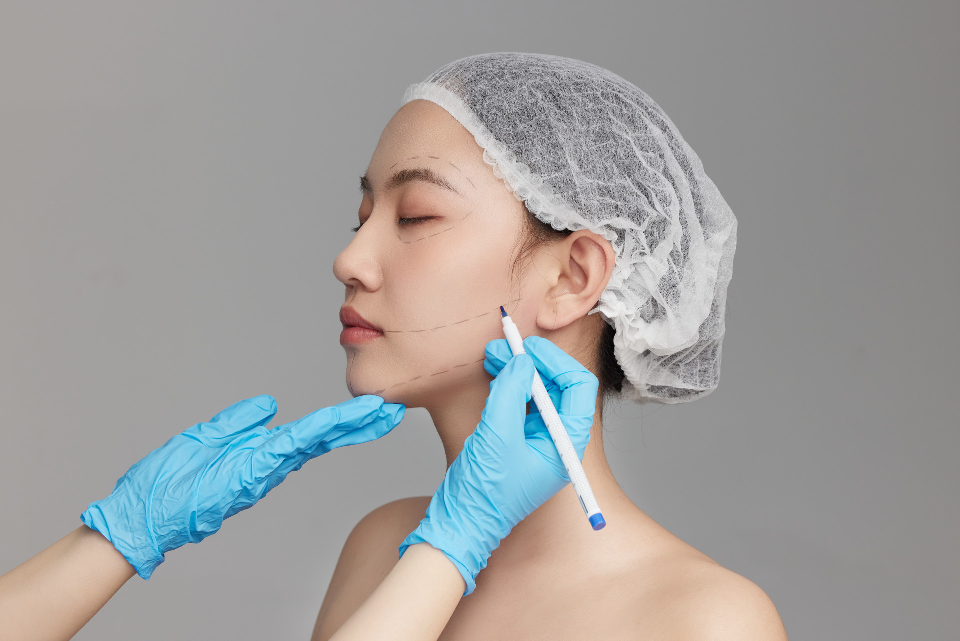 整形医生正在给模特脸部做标记